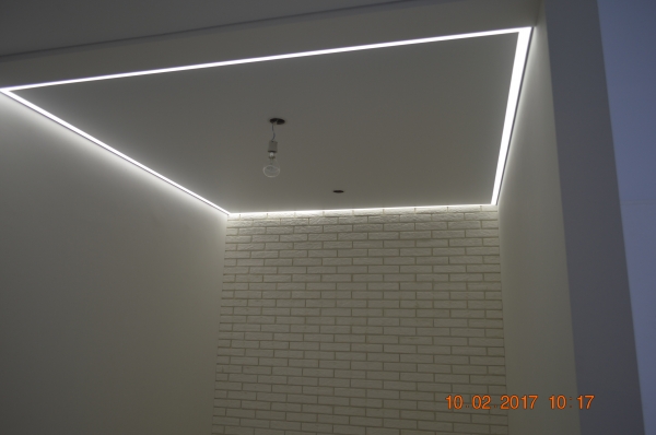 Натяжные потолки с подсветкой