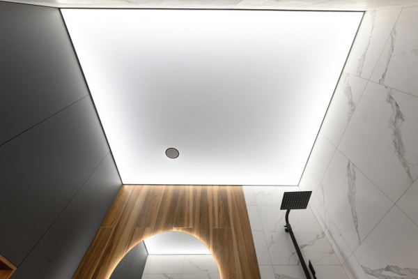 Фото потолка со световым окном в ванной