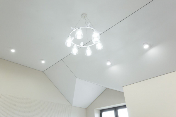 Белый потолок на мансарде