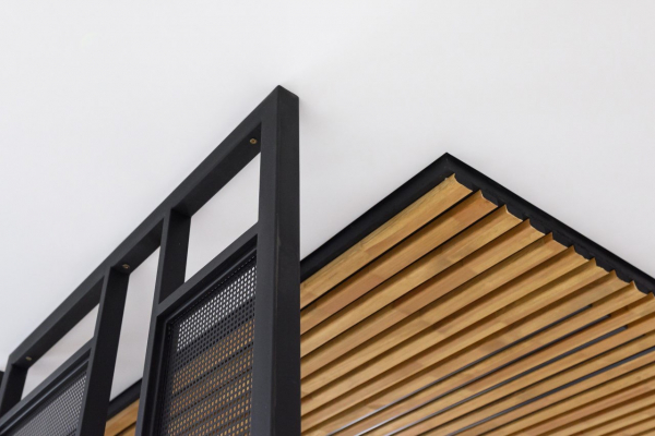 Натяжной потолок с перегородкой