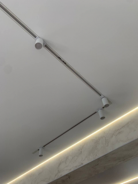 Трековая система на натяжном потолке на кухне 9 м²