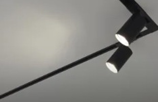 Обзор гостиной в частном доме. Световые линии, скрытый карниз, интегрированный трек. 