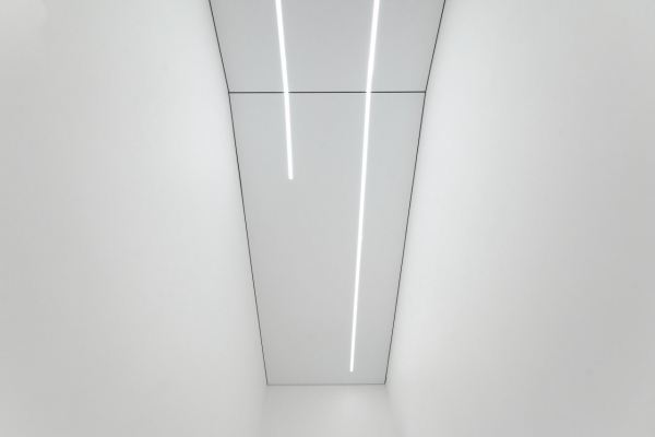 Потолок со световыми линиями