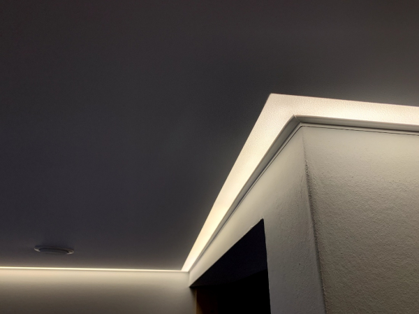 Фото натяжного потолка с подсветкой в коридор