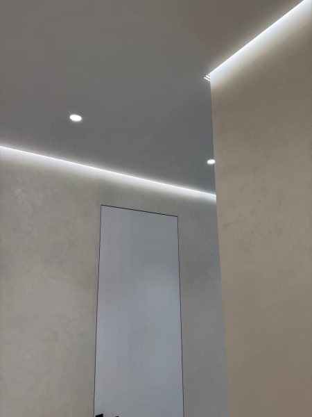 Фото парящего потолка в прихожей