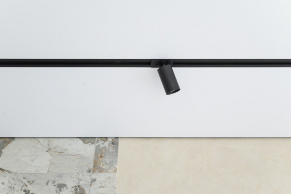 Матовый натяжной потолок с треками