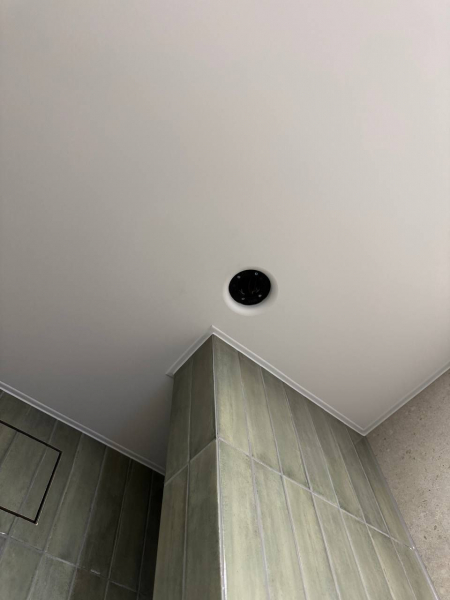 Трековая система на натяжном потолке на кухне 9 м²