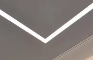 Современный натяжной потолок на кухне