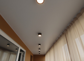 Натяжные потолки на балкон