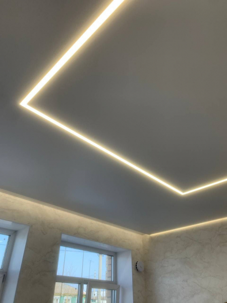 Трековая система на натяжном потолке на кухне 9 м²