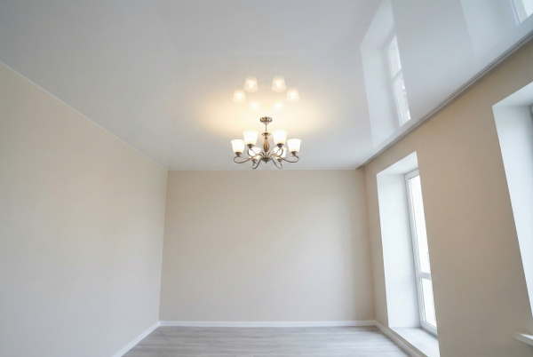 Глянцевые натяжные потолки