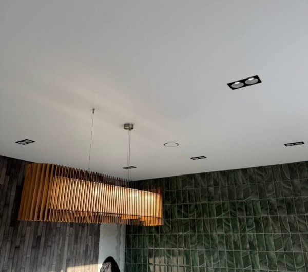 Пример натяжного потолка в квартиру