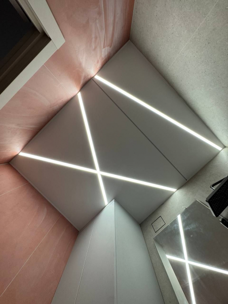 Трековая система на натяжном потолке на кухне 9 м²