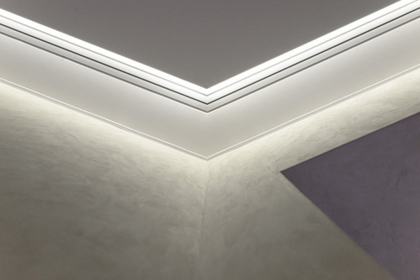 Трековая система на натяжном потолке на кухне 9 м²